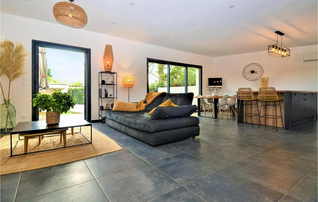 Holiday home 3 Bedroom Amazing Home In Montfavet Avignon