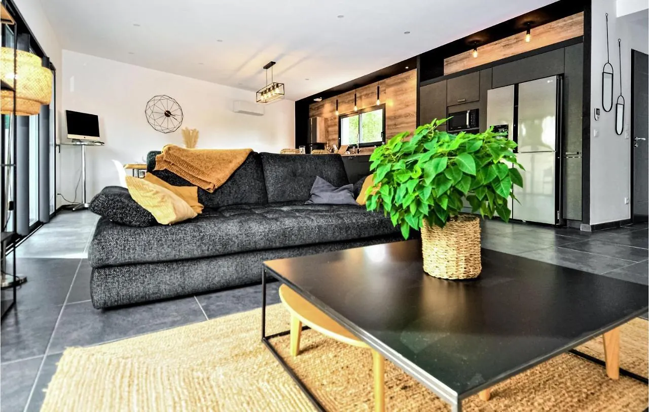 Holiday home 3 Bedroom Amazing Home In Montfavet Avignon