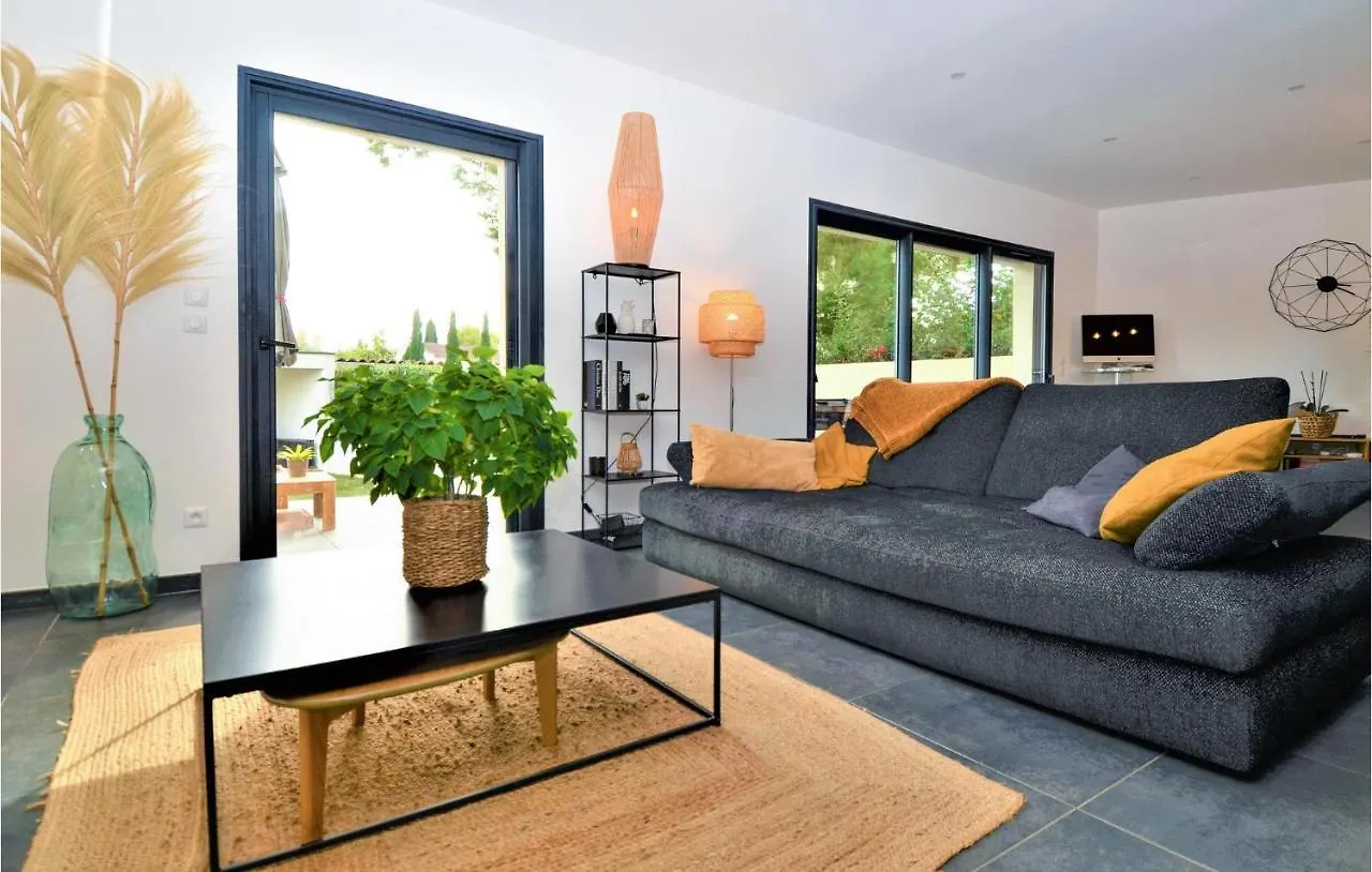 3 Bedroom Amazing Home In Montfavet Avignon Holiday home